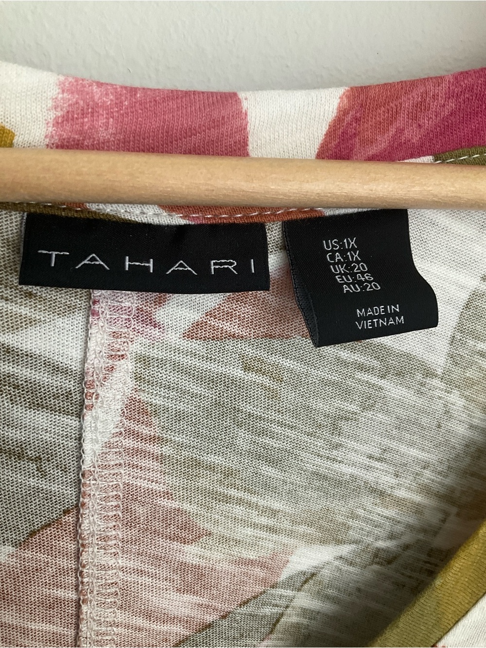 Tahari 1X V-Neck Floral Leaf Print Top in Olive, Pink & Rust 100% Cotton - Picture 5 of 8